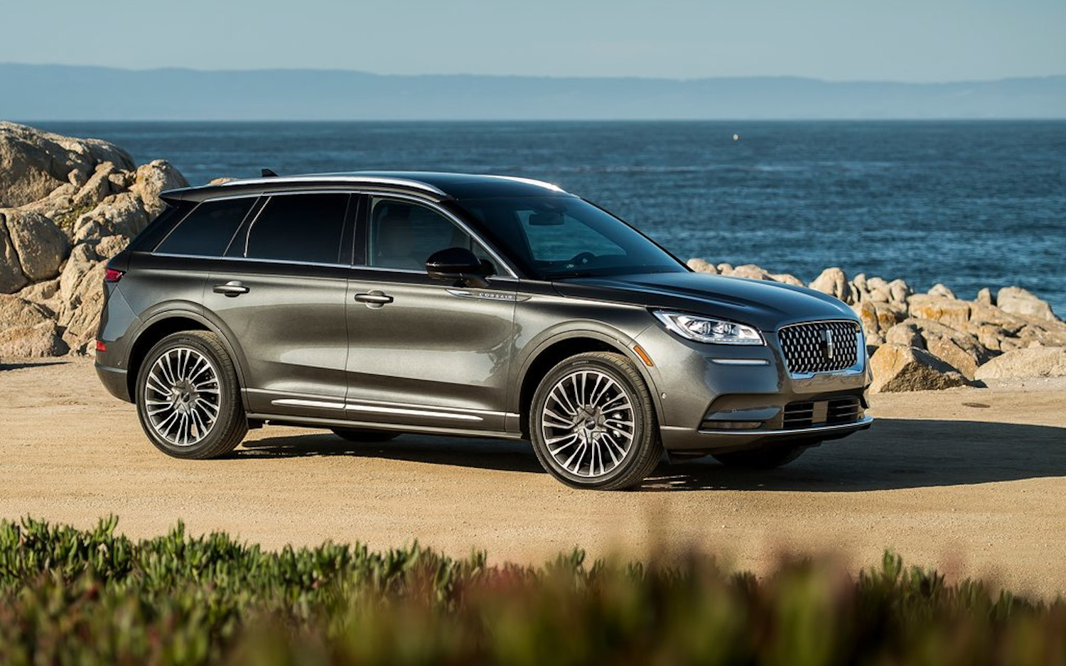 Comparison Lincoln Corsair Reserve 2020 vs Lincoln Nautilus Black Label 2019 SUV Drive